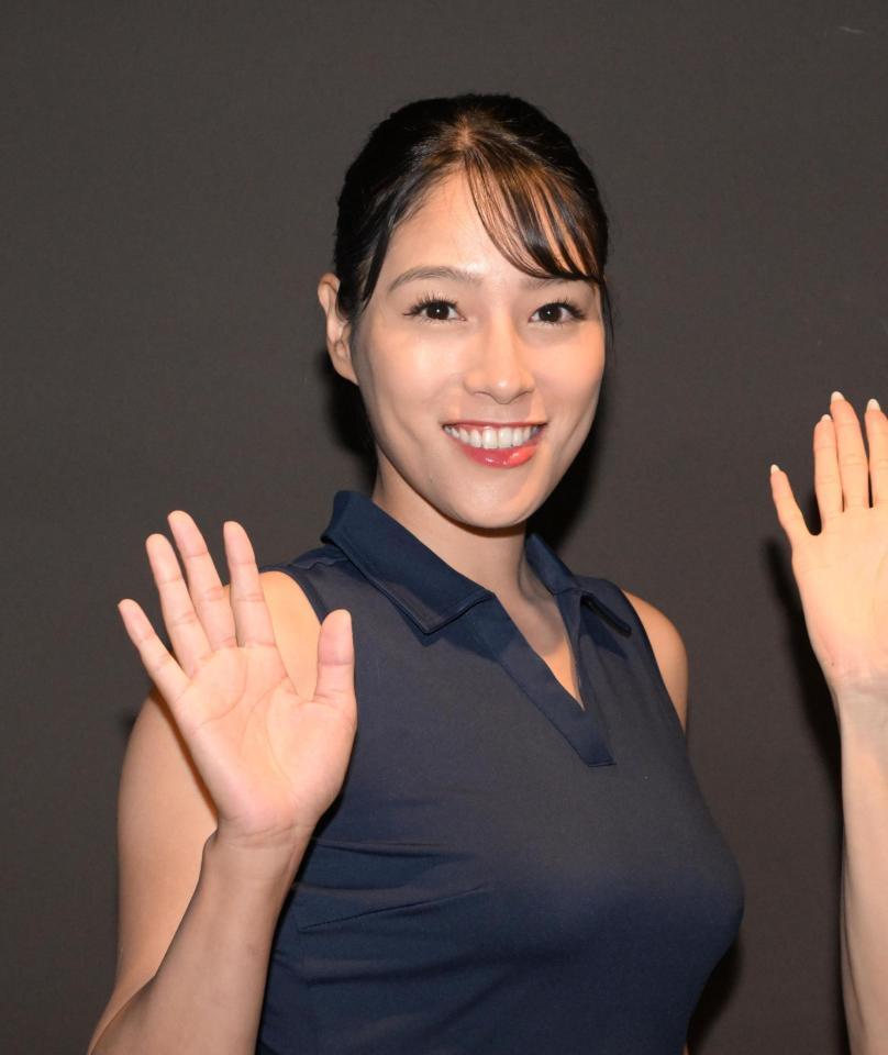 ラウンドガールを務める仁美＝２７日