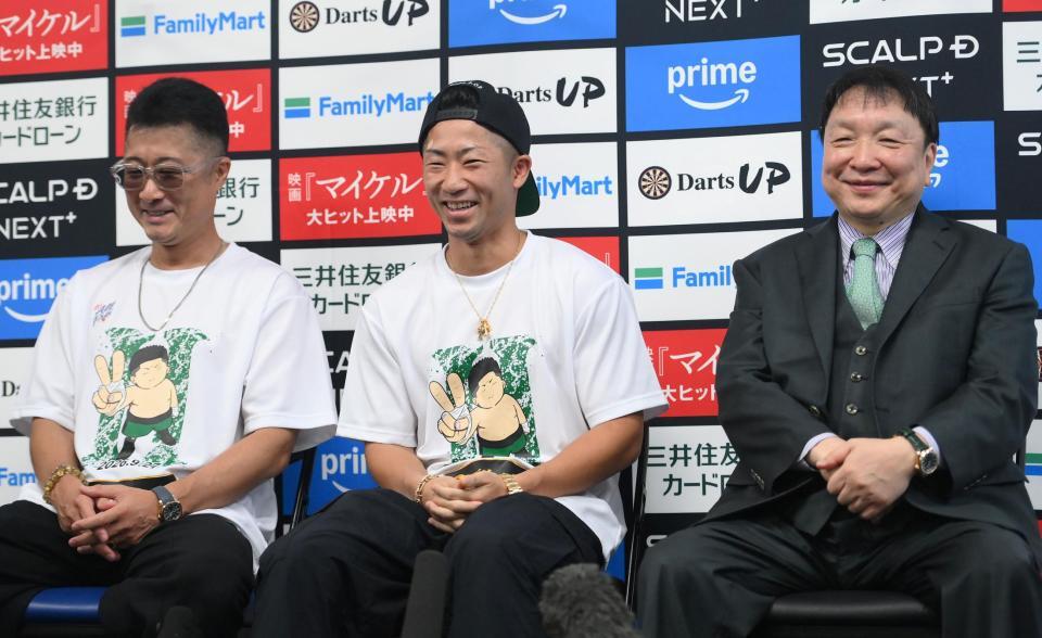 那須川天心戦から一夜明けて取材に応じた（左から）父の真吾トレーナー、井上拓真、大橋秀行会長（撮影・堀内翔）