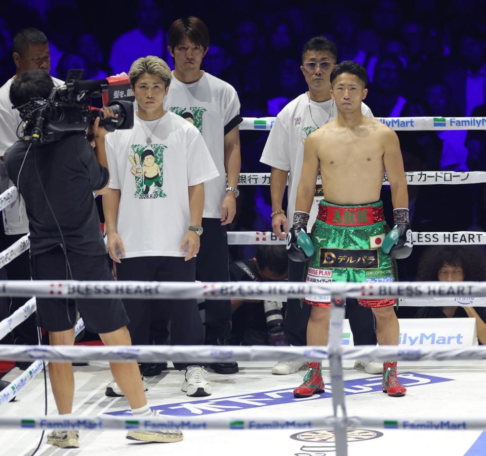 那須川天心戦を前に、君が代を聴く井上尚弥（左）と井上拓真＝２７日