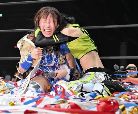 鈴芽（右）と激闘をたたえ合う荒井優希＝東京女子プロレス提供