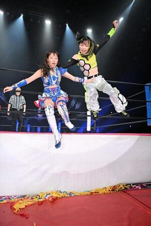 鈴芽（右）から場外への攻撃を受ける荒井優希＝東京女子プロレス提供