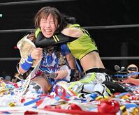 鈴芽（右）と激闘をたたえ合う荒井優希＝東京女子プロレス提供