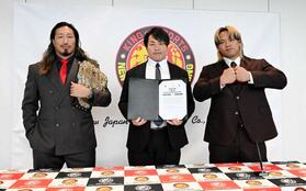 　１０・１２両国大会に向けてＩＷＧＰヘビー級選手権試合の調印式に出席した王者・辻陽太（左）と挑戦する大岩陵平。中央は棚橋弘至社長（新日本プロレス提供）