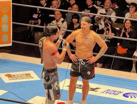 ＩＷＧＰジュニア王座３度目の防衛に成功したＹＯＨ（左）の前に現れ、挑戦を表明したロビー・イーグルス