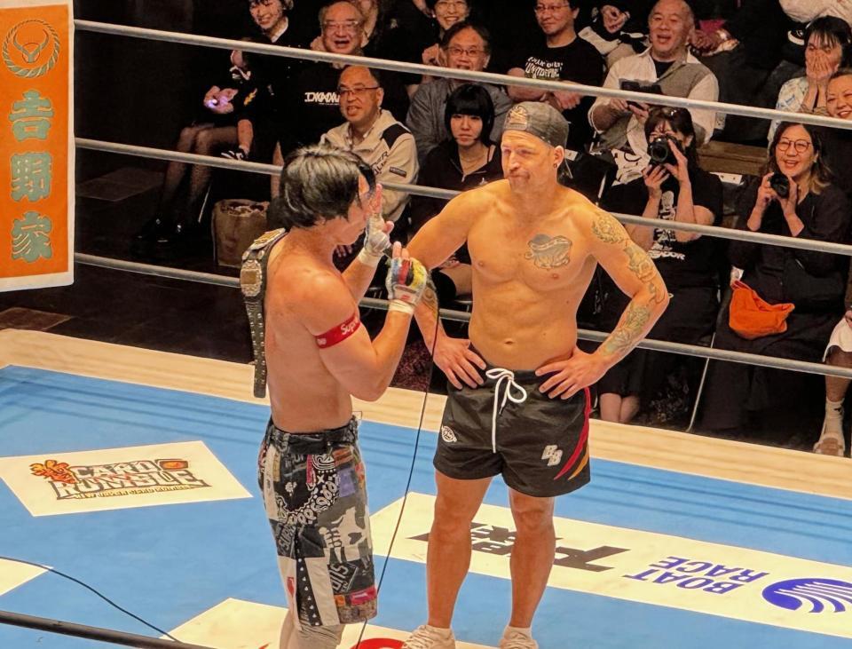 ＩＷＧＰジュニア王座３度目の防衛に成功したＹＯＨ（左）の前に現れ、挑戦を表明したロビー・イーグルス