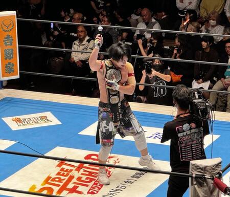 ＩＷＧＰジュニア王座３度目の防衛に成功したＹＯＨ。なぜかロビー・イーグルスの「ロビー」のコール＆レスポンスを行う