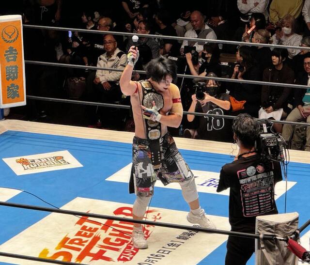 ＩＷＧＰジュニア王座３度目の防衛に成功したＹＯＨ。なぜかロビー・イーグルスの「ロビー」のコール＆レスポンスを行う