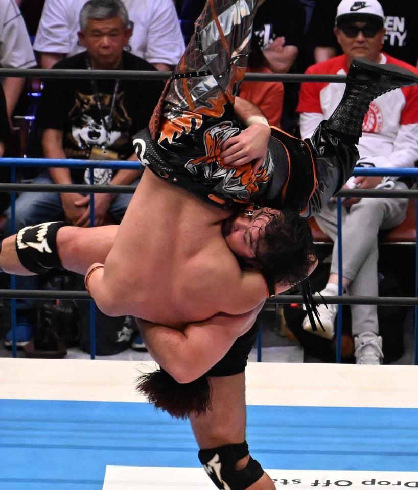 藤田晃生（手前）を攻めるウルフアロン