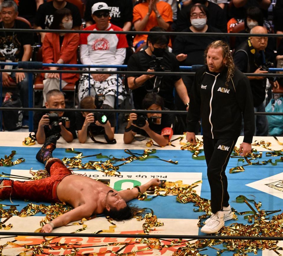ケニー・オメガ　左下は辻陽太