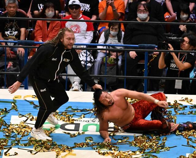 　辻陽太（右）を攻めるケニー・オメガ