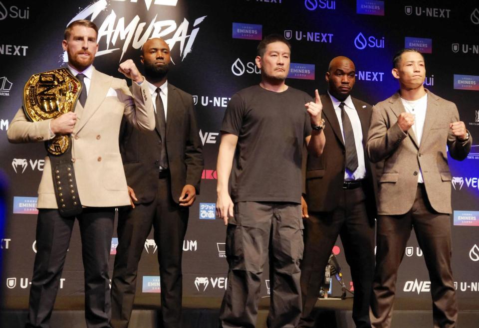 撮影に応じる（左から）ジョナサン・ハガティー、チャトリＣＥＯ、秋元皓貴