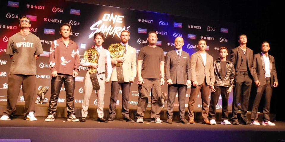 会見に参加した（左から）松倉信太郎、与座優貴、吉成名高、ジョナサン・ハガティー、チャトリＣＥＯ、ジャパンＣＥＯの田中俊太郎氏、秋元皓貴、リファディン・マスドール、ナビル・アナン、シンサムット・クリンミー
