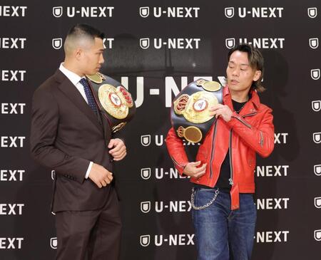 ベルトを手に再度、壇上に上がる堤聖也。左は増田陸（撮影・棚橋慶太）
