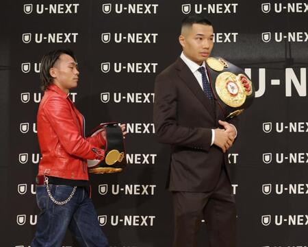 ベルトを手に再度、壇上に上がる堤聖也。右は増田陸（撮影・棚橋慶太）