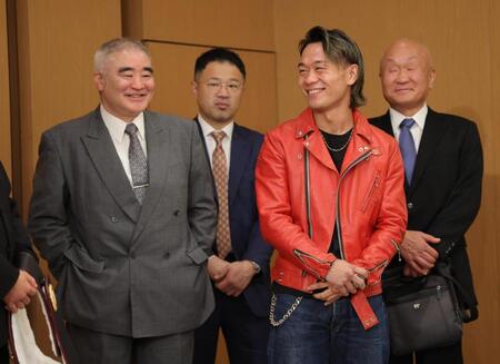 会見終了後、帝拳ジム・浜田剛史代表（左）と談笑する堤聖也（左から３人目）＝撮影・棚橋慶太