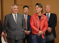 会見終了後、帝拳ジム・浜田剛史代表（左）と談笑する堤聖也（左から３人目）＝撮影・棚橋慶太
