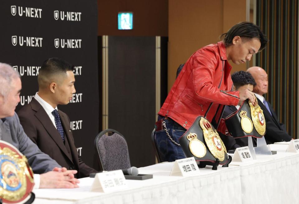 会見中に前チャンピオン時のベルトをテーブルに置く堤聖也。左から２人目は増田陸（撮影・棚橋慶太）