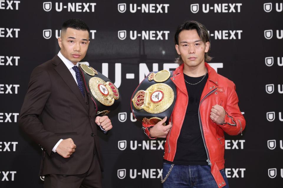 チャンピオンベルを肩にファイティングポーズをとる増田陸（左）と堤聖也（撮影・棚橋慶太）