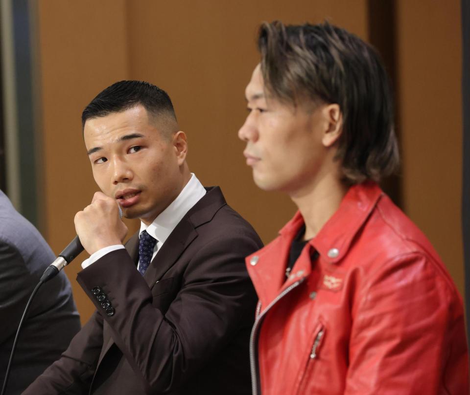 会見で堤聖也（右）を挑発する増田陸（撮影・棚橋慶太）
