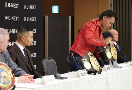 　会見中に前チャンピオン時のベルトをテーブルに置く堤聖也。左から２人目は増田陸