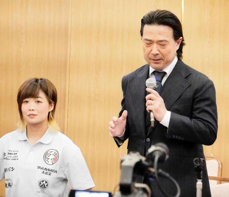 ＭＩＲＡＩの隣で熱弁する平井丈雅代表