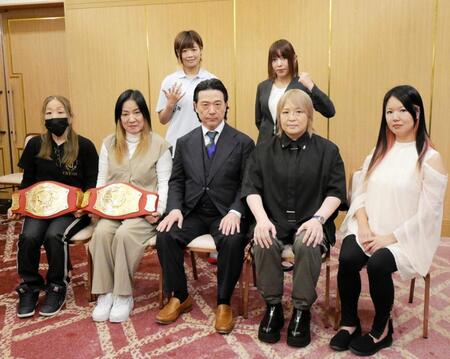 会見に臨んだ（前列左から）薮下めぐみ、ジャガー横田、平井丈雅代表、堀田祐美子、豊田紗也夏、（後列左から）ＭＩＲＡＩ、優華＝都内