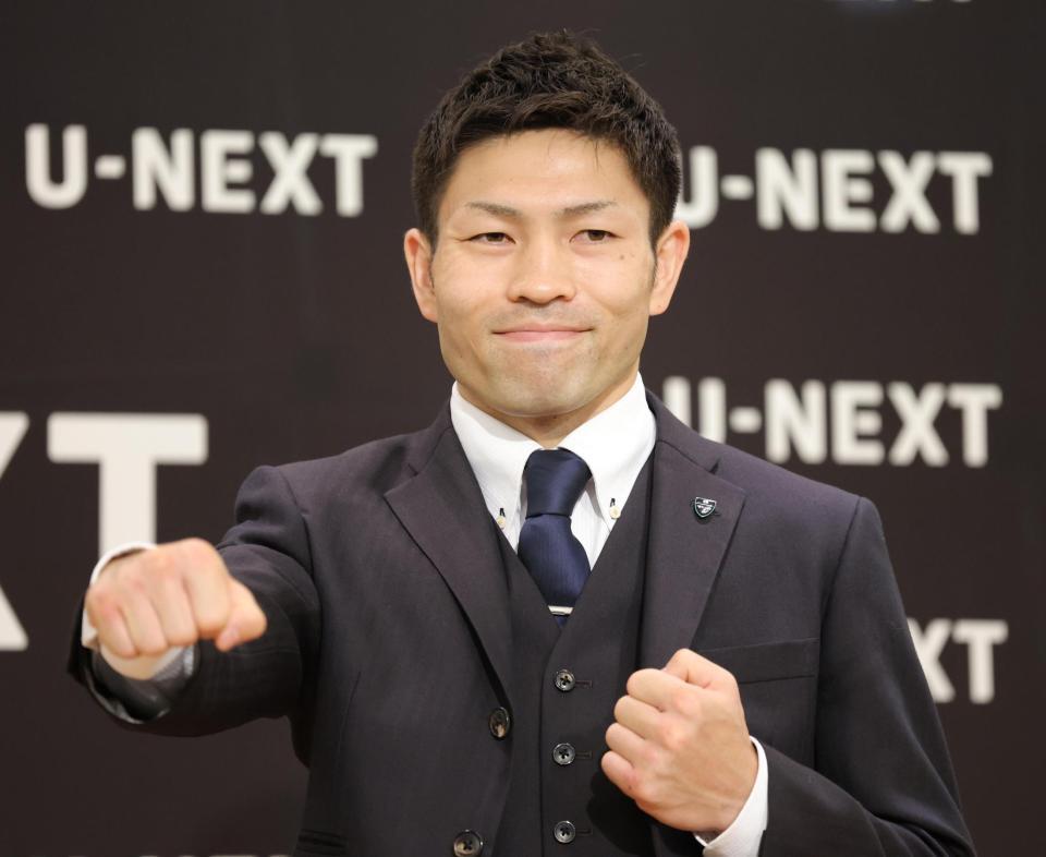 ポーズをとるユーリ阿久井政悟（撮影・棚橋慶太）
