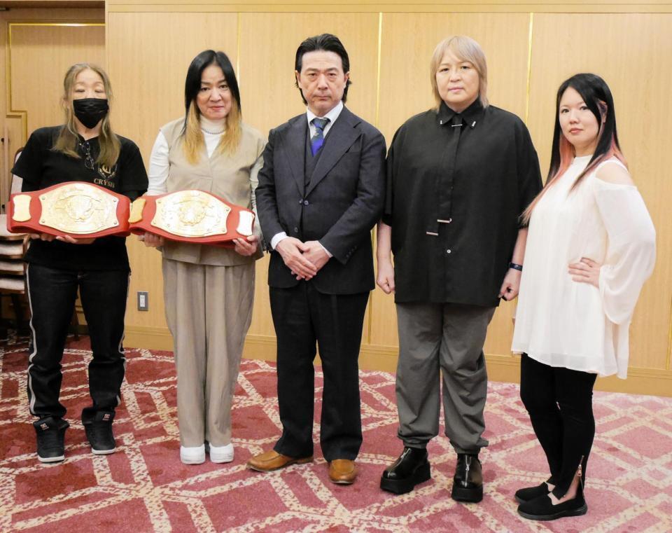 会見に臨んだ（前列左から）薮下めぐみ、ジャガー横田、平井丈雅代表、堀田祐美子、豊田紗也夏＝都内