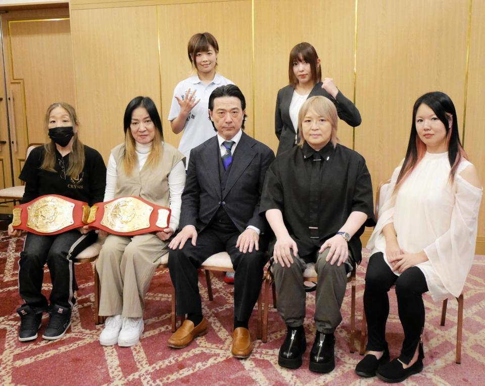 会見に臨んだ（前列左から）薮下めぐみ、ジャガー横田、平井丈雅代表、堀田祐美子、豊田紗也夏、（後列左から）ＭＩＲＡＩ、優華＝都内