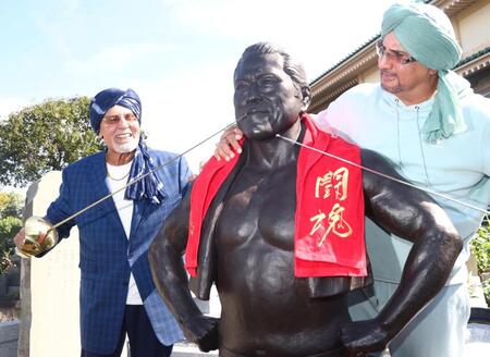 アントニオ猪木さんのお墓参りに訪れたタイガー・ジェット・シン（左）とタイガー・アリ・シン（撮影・石井剣太郎）