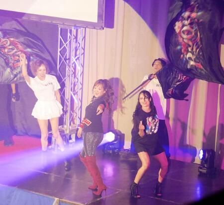 大会オープニングでダンスを披露するＶＥＮＹ（中央）＝後楽園ホール