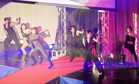 大会オープニングでダンスを披露するＶＥＮＹ（左から３人目）＝後楽園ホール