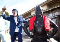 アントニオ猪木さんのお墓参りに訪れたタイガー・ジェット・シン（撮影・石井剣太郎）