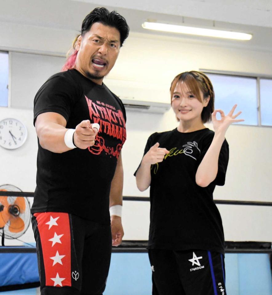 　公開練習を行った鷹木信悟（左）となつぽい