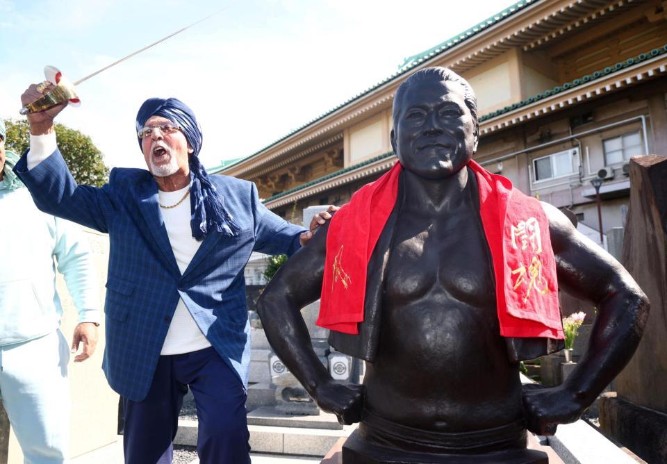 アントニオ猪木さんのお墓参りに訪れたタイガー・ジェット・シン（撮影・石井剣太郎）
