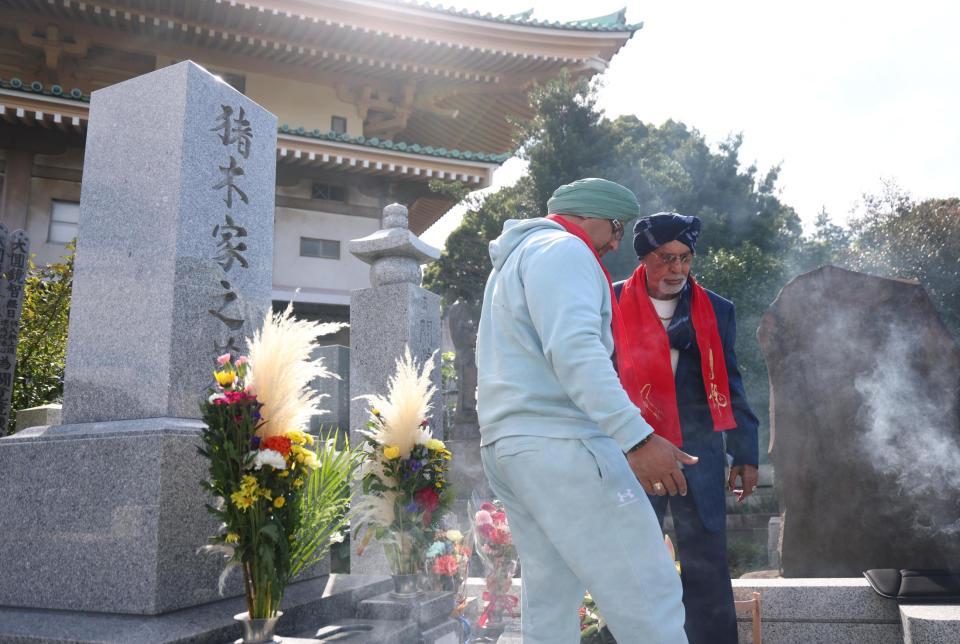 アントニオ猪木さんのお墓参りをするタイガー・ジェット・シンとタイガー・アリ・シン（左）＝撮影・石井剣太郎