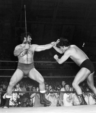 　サーベルでアントニオ猪木（右）を攻めるタイガー・ジェット・シン＝７６年（山内猛氏撮影）