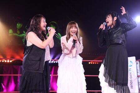 熱唱する（左から）キューティー鈴木、工藤めぐみ、豊田真奈美（撮影・金田祐二）