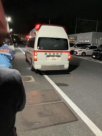 負傷した客を搬送する救急車　※写真の一部を加工しています