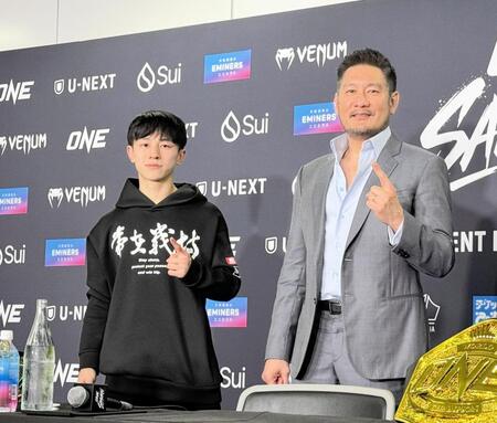 鮮烈なＴＫＯ勝利を挙げ、ＯＮＥのチャトリＣＥＯ（右）からボーナス１５００万円をゲットした吉成名高