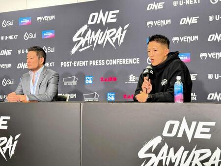 計量失格で試合中止となった安保瑠輝也に言及する野杁正明（右）とチャトリＣＥＯ