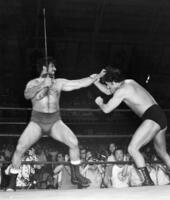 　サーベルでアントニオ猪木（右）を攻めるタイガー・ジェット・シン＝７６年（山内猛氏撮影）