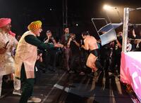 藤波辰爾にイスを投げつけるタイガー・ジェット・シン＝代々木第２体育館（撮影・金田祐二）