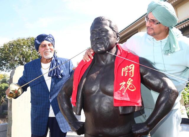　アントニオ猪木さんの墓参りに訪れたタイガー・ジェット・シン（左）とタイガー・アリ・シン（撮影・石井剣太郎）