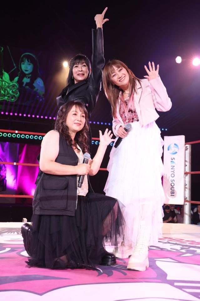 歌で会場を盛り上げたキューティー鈴木、工藤めぐみ、豊田真奈美（撮影・金田祐二）