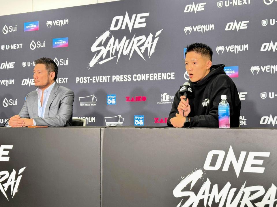 計量失格で試合中止となった安保瑠輝也に言及する野杁正明（右）とチャトリＣＥＯ