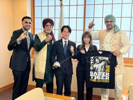大空幸星政務官（左から３人目）にサーベルを贈ったタイガー・ジェット・シン（同２人目）＝提供写真