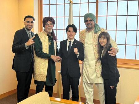 外務省で大空政務官（中央）と面会したタイガー・ジェット・シン（左から２人目）＝ゼロワン提供