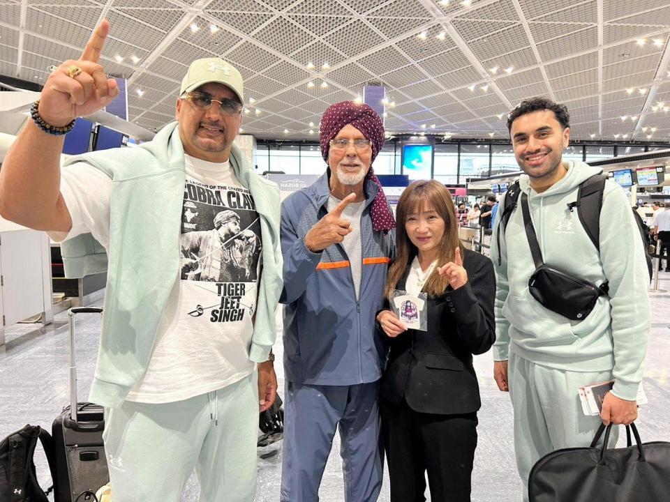 息子、孫、工藤めぐみとともに日本のファンにメッセージを送るタイガー・ジェット・シン（左から２人目）＝提供写真