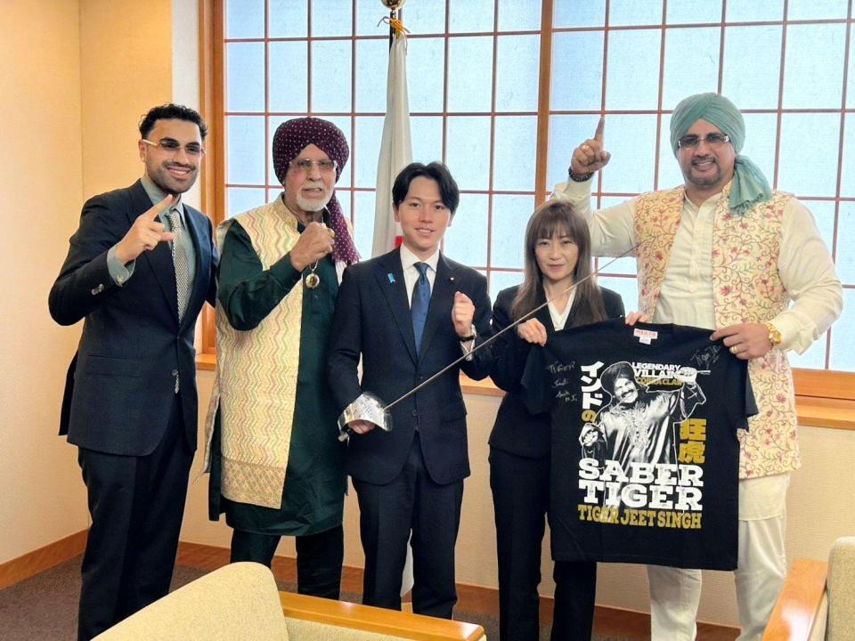 大空幸星政務官（左から３人目）にサーベルを贈ったタイガー・ジェット・シン（同２人目）＝提供写真
